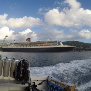 15 - Queen Mary 2 at St Thomas.JPG